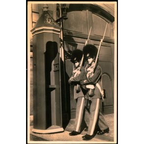 Kbenhavn - Gadervagt foran Kongens Slot - Alex Vincent 668