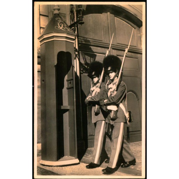 Kbenhavn - Gadervagt foran Kongens Slot - Alex Vincent 668