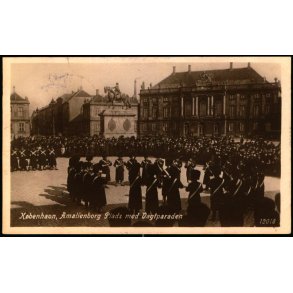 Kbenhavn - Amalienborg Plads med Vagtparaden - 12018