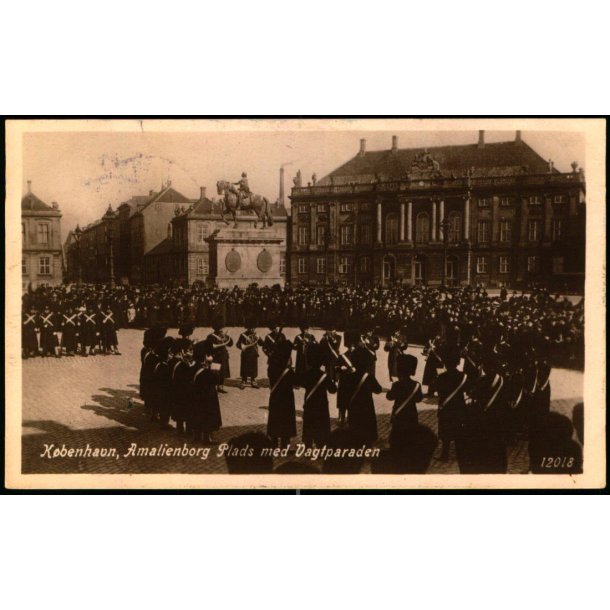 Kbenhavn - Amalienborg Plads med Vagtparaden - 12018