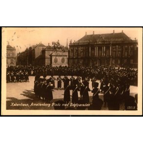 Kbenhavn - Amalienborg Plads med Vagtparaden - 12018