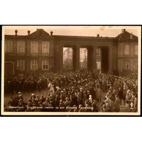 Kbenhavn - Vagtparaden trkker op paa Kongens Fdselsdag - Chr. Olsen 398