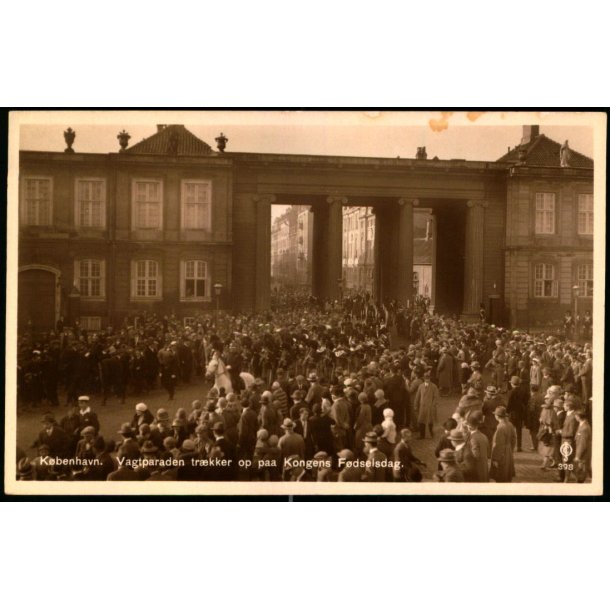 Kbenhavn - Vagtparaden trkker op paa Kongens Fdselsdag - Chr. Olsen 398