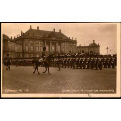 K�benhavn -  Garden med H.M. Kongen paa Amalienborg - Paul Heckscher 120