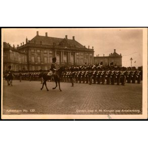 K�benhavn -  Garden med H.M. Kongen paa Amalienborg - Paul Heckscher 120