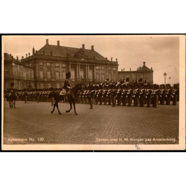 K�benhavn -  Garden med H.M. Kongen paa Amalienborg - Paul Heckscher 120