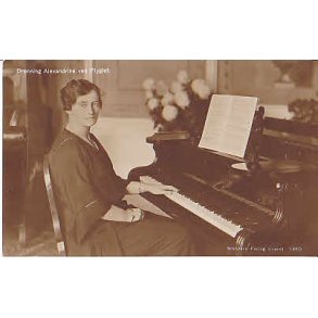 Dronning Alexandrine ved flyglet St,1860