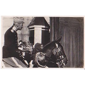 Kongen rider ind gennem Slotsporten. C.O