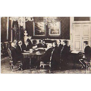 Kong Christian X underskriver Grundloven