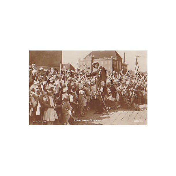 Kongen besger skolebrnene. St 3047