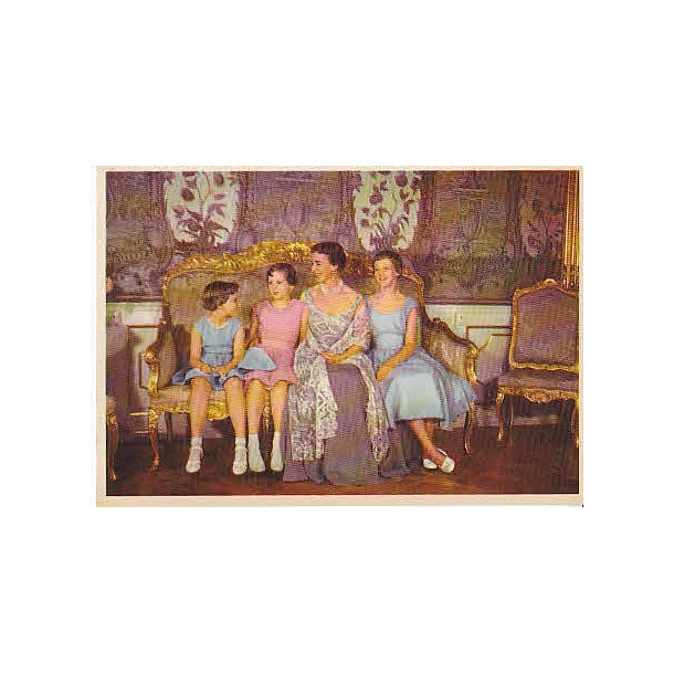 Dronning Ingrid med de tre Prinsesser.