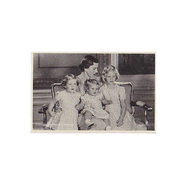 Dronning Ingrid med de tre Prinsesser. St.701