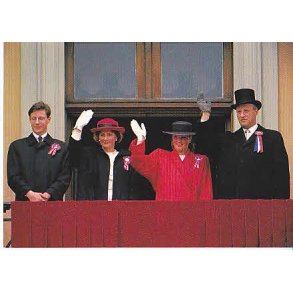 Kongefamilien på Slotsbalkongen. 17.Maj.