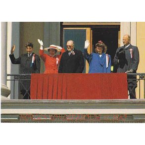 Kongefamilien på Slotsbalkongen. 17.Maj.