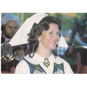 Drottning Silvia i Sverigedragt.