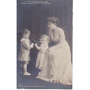 Kronprinsessan med Gustaf Adolf och Sigvard.