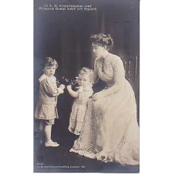 Kronprinsessan med Gustaf Adolf och Sigvard.