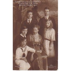 Drottning Victoria med sina barnbarn.