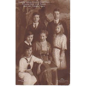 Drottning Victoria med sina barnbarn.