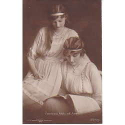Kronprinssorna Marta och Astrid.