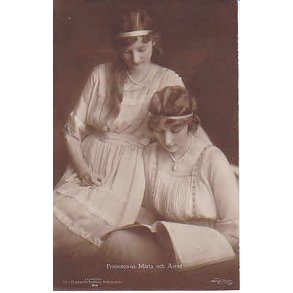 Kronprinssorna Marta och Astrid.