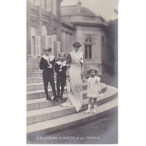 S.M. La Reine Elisabeth et ses Enfants.