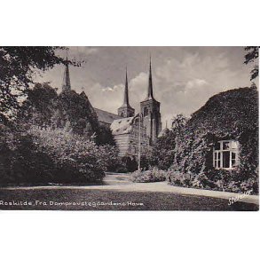 Roskilde , Fra Domprovstegårdens Have St.64K.