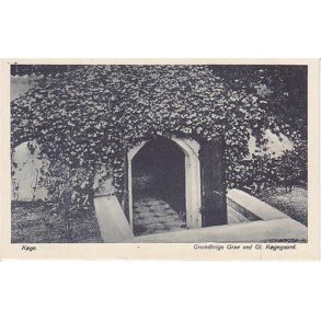 Køge- Grundtvigs Grav ved Gl. Køgegaard.