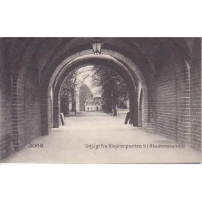 Sorø - Udsigt fra Klosterporten til Akademihaven.