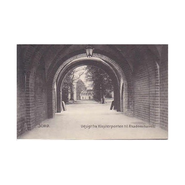 Sor&oslash; - Udsigt fra Klosterporten til Akademihaven.