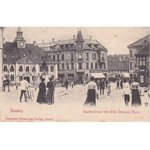 Randers - Raadhustorvet og Niels Ebbesens Statue -