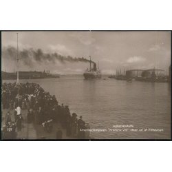 Amerikadamperen Frederik VIII staar ud af Frihavnen