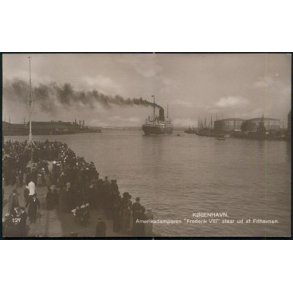 Amerikadamperen Frederik VIII staar ud af Frihavnen