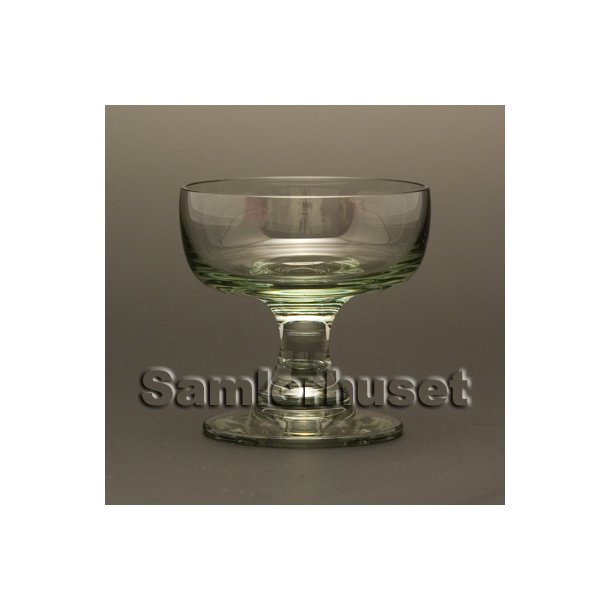 Almue, r&oslash;g Lik&oslash;rglas. H:65 mm.