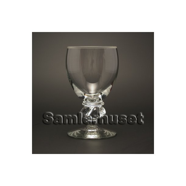 Gisselfeld m. slebet kant R&oslash;dvinsglas. H:130 mm.