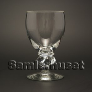 Gisselfeld m. slebet kant Hvidvinsglas. H:115 mm.