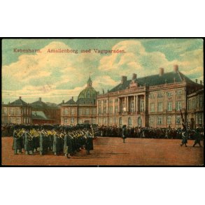 Kbenhavn - Amalienborg med Vagtparaden - u/n
