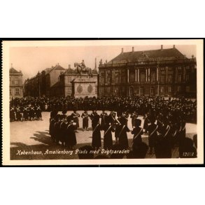 Kbenhavn - Amalienborg Plads med Vagtparaden - NBC 12018