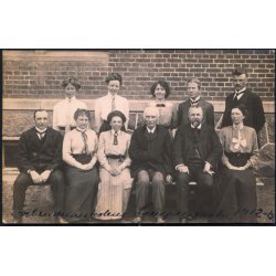 Forberedelsesskolens L&aelig;rerpersonale 1912-13 - Fotokort navne p&aring; bagsiden.