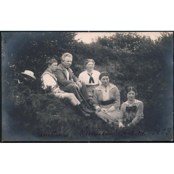 Familien Marcussen i Rebild 1913 - Fotokort Overgaard Sk&oslash;rping -