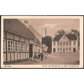 Mariager - Torvet med Raadhuset og Hotel Postgaarden - Peter Alstrup 609