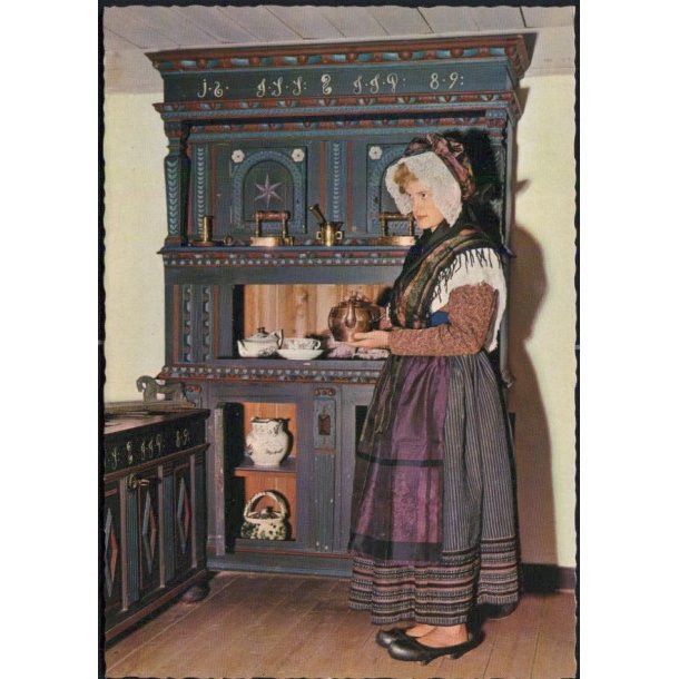 Sams&oslash; Museum - Pige i festdragt - Sams&oslash; Bogh. 143 723 023