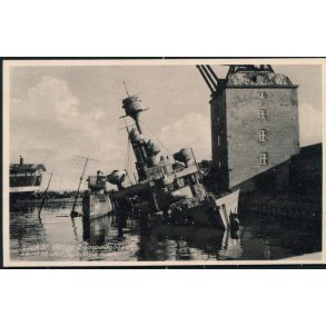 Peder Skram og 2 Topedobaade s&aelig;nket ved Nyholms Kran - T&Appel Bogh.251