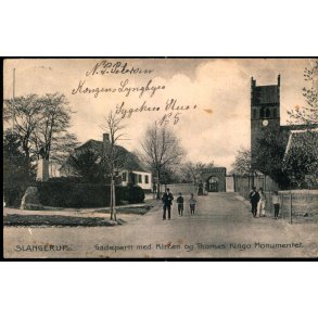 Slangerup - Gadeparti med Kirken og Thomas Kongo Monumentet - Stender 5720
