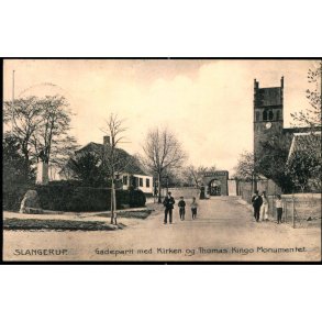 Slangerup - Gadeparti med Kirken og Thomas Kongo Monumentet - Stender 5720