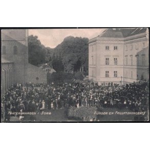 Fratergaarden i Sorø (Under en Friluftskoncert) Niels P. Larsen Serie II nr. 2