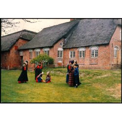 Familie i Nationaldragt ved Kommand�rg�rden - u/n