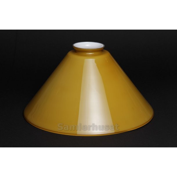 Lampesk&aelig;rm - Karamelfarvet overside - Hvid Underside - H&oslash;jde 13,3 cm - Diameter 25,0 cm.