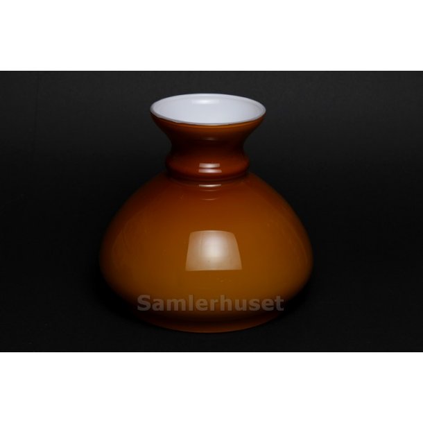 Lampesk&aelig;rm - Karamelfarvet - H&oslash;jde 17,0 cm - Diameter 18,0 cm.