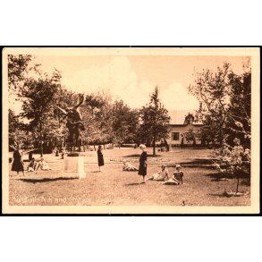 Lysglimts Park med Statuen 